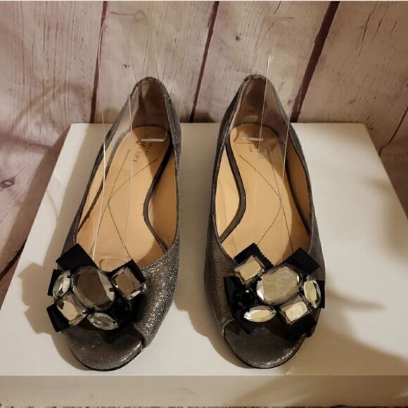Kate Spade New York Silver Grey Metallic Leather Peep Toe Jewel Trim Flats 6M - Picture 2 of 7